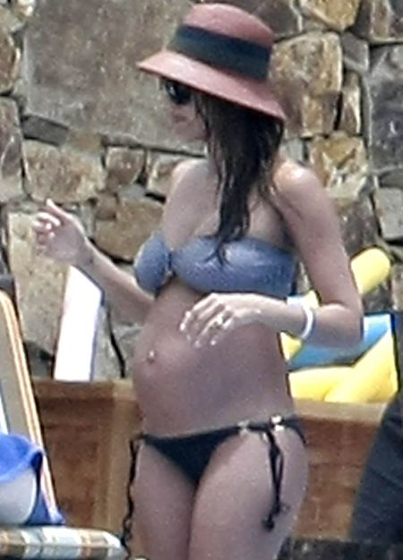 Беременная Джессика Альба в бикини на пляже (7 Фото)