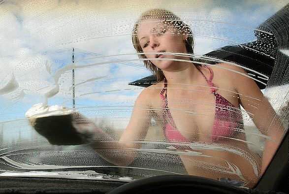 Девушки, которые любят мыть автомобили (26 Фото)