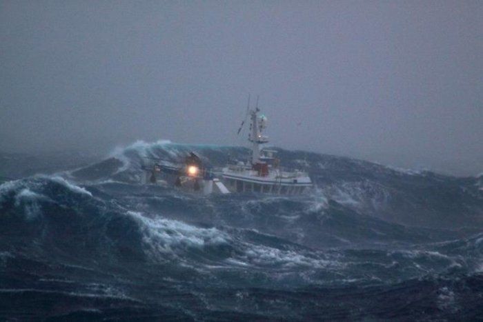 Корабль попал в жесткий шторм (10 Фото)