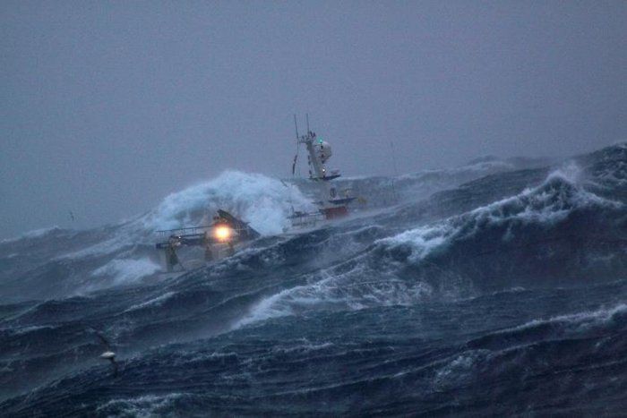 Корабль попал в жесткий шторм (10 Фото)