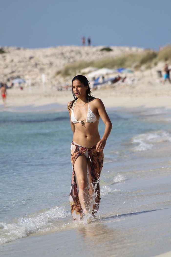 Мишель Родригес в бикини на пляже (12 Фото)