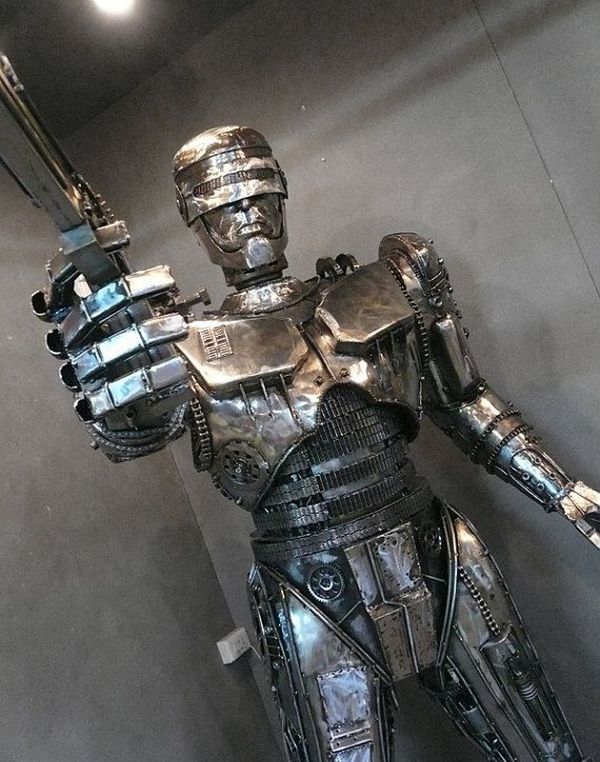 Скульптура Робокопа из металлолома в стиле стимпанк (5 Фото)