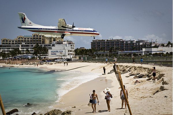 Опасный аэропорт на курорте Сен-Мартин (5 Фото)