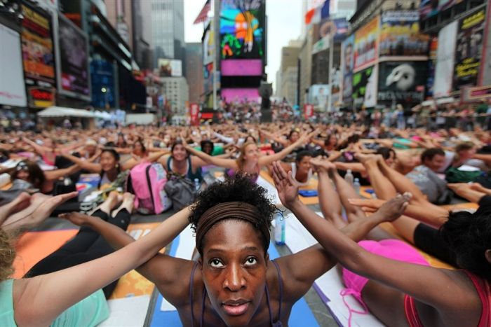 Массовый сеанс йоги на Таймс Сквер (5 Фото)