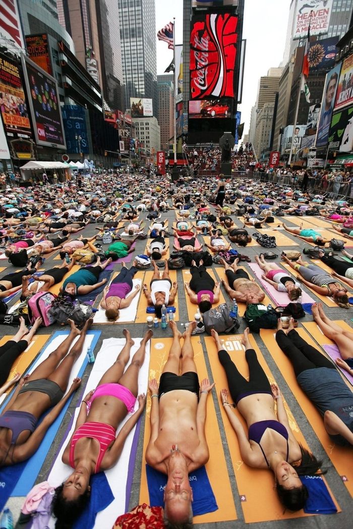 Массовый сеанс йоги на Таймс Сквер (5 Фото)