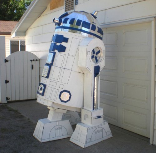 Фанат фильма «Звездные Войны» сделал огромного робота R2D2 из картона (4 Фото)