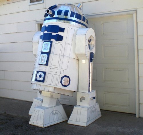 Фанат фильма «Звездные Войны» сделал огромного робота R2D2 из картона (4 Фото)