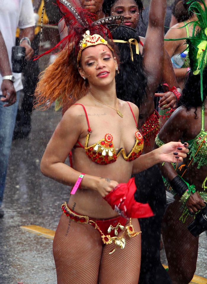 Рианна в откровенном костюме на карнавале (7 Фото)