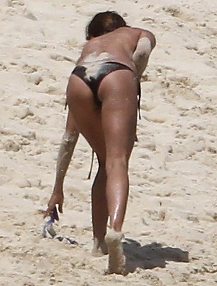 Брук Бёрк в бикини на пляже (6 Фото)