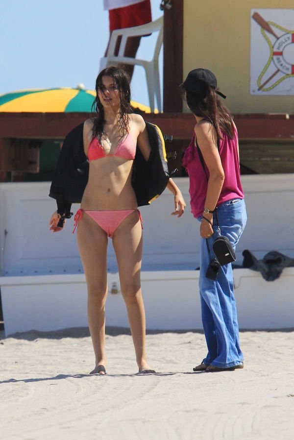Виктория Джастис в бикини на пляже (7 Фото)