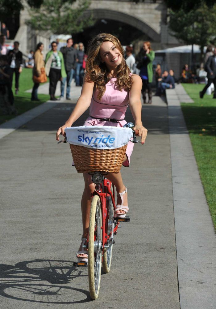 Келли Брук в коротеньком платьице катается на велосипеде (9 Фото)