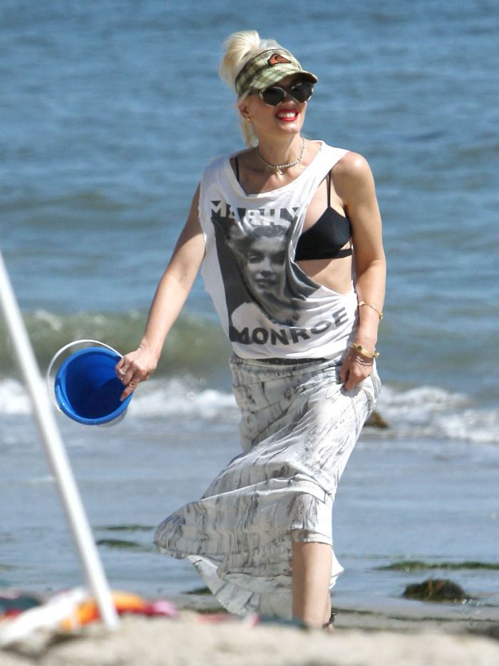 Гвен Стефани гуляет по пляжу в топе от бикини (8 Фото)