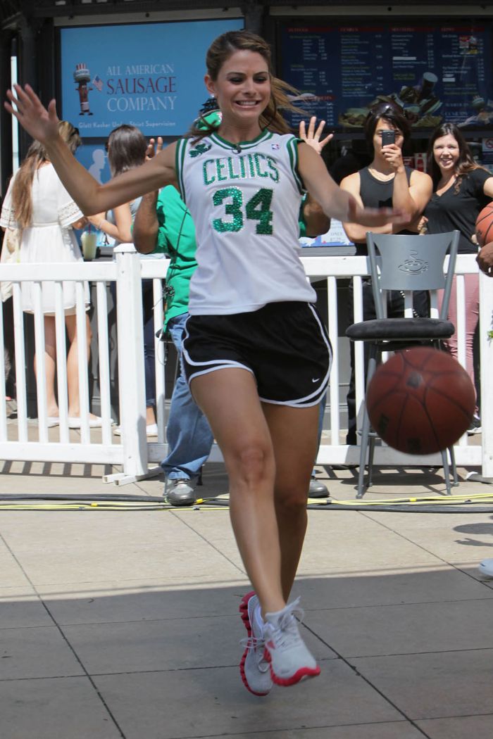 Мария Меноунос решила научиться играть в баскетбол (9 Фото)