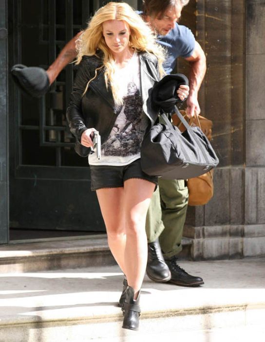 Бритни Спирс ходит по улице с пистолетом? (6 Фото)