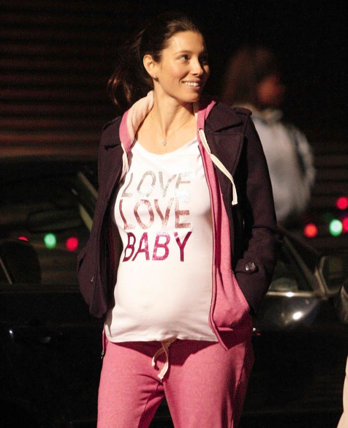 Беременная Джессика Бил на прогулке (4 Фото)