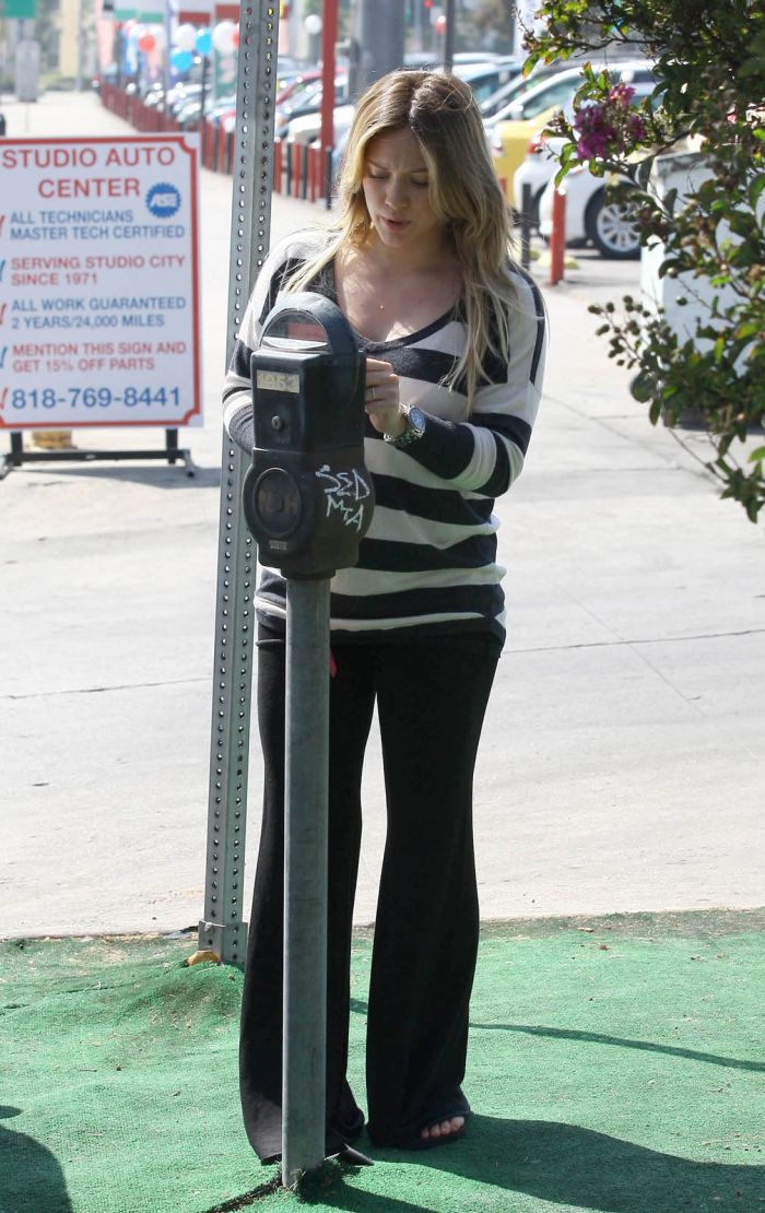 Законопослушная Хилари Дафф оплачивает парковку (7 Фото)