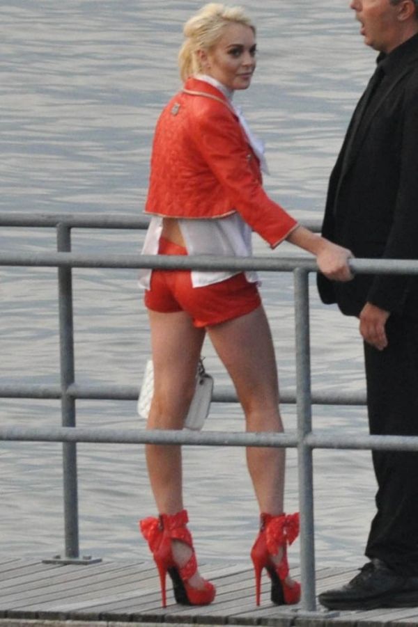Линдсей Лохан в красных, кожаных шортах (7 Фото)