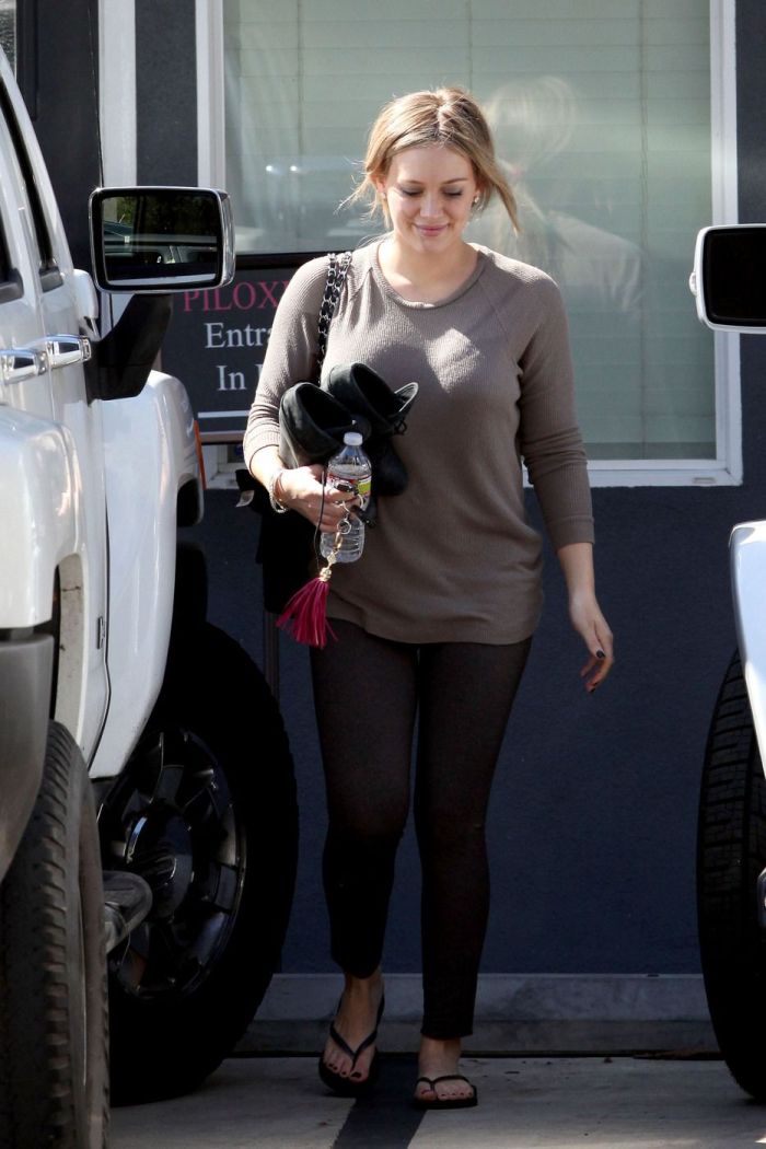 Беременная Хилари Дафф носит спортивные лосины (6 Фото)