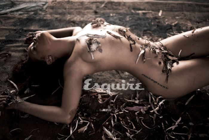 Откровенная фотосессия Рианны для журнала Esquire (8 Фото)