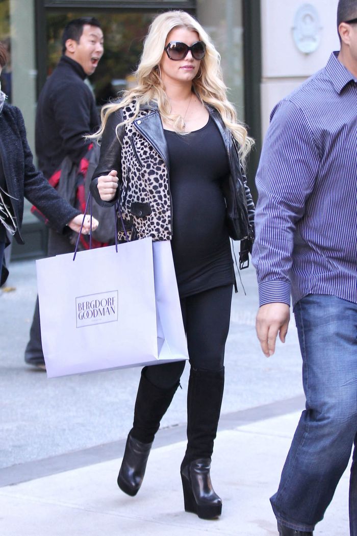 Джессика Симпсон ходит за покупками (9 Фото)