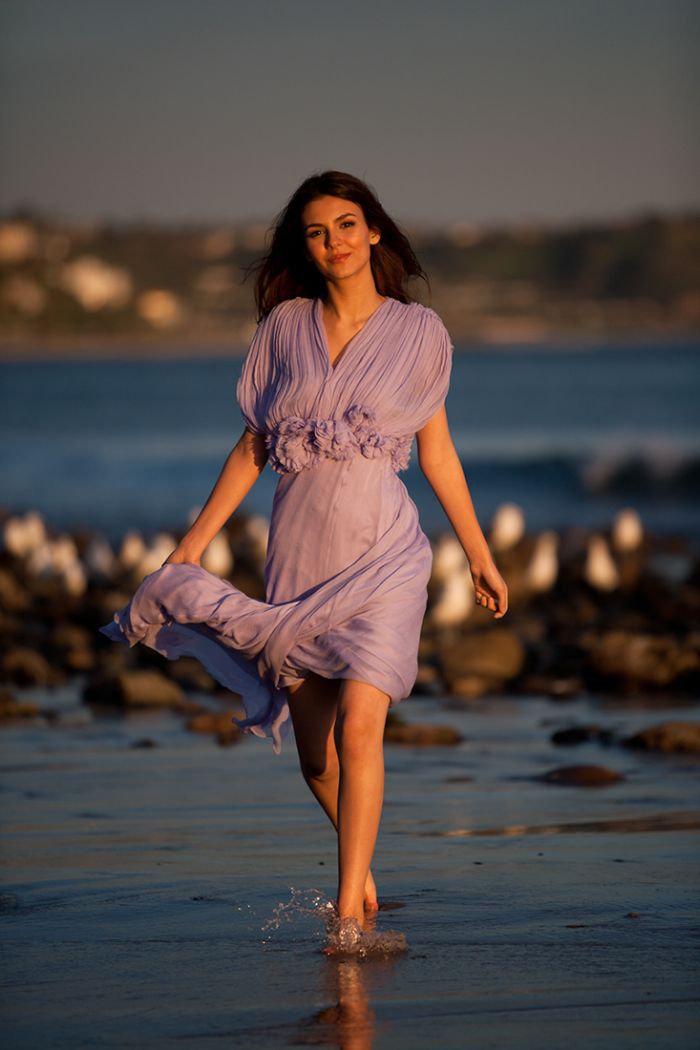Милая Виктория Джастис на пляже (9 Фото)