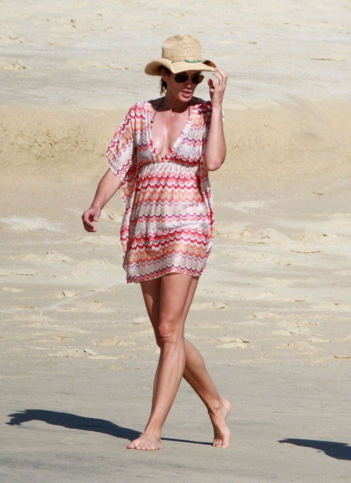 Синди Кроуфорд гуляет по пляжу (7 Фото)