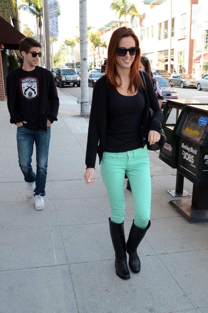 Ева Амурри в джинсах странного цвета (9 Фото)