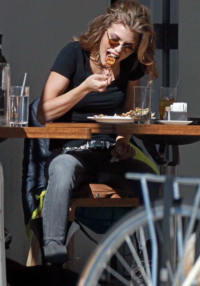 АннаЛинн МакКорд обедает на улице (6 Фото)