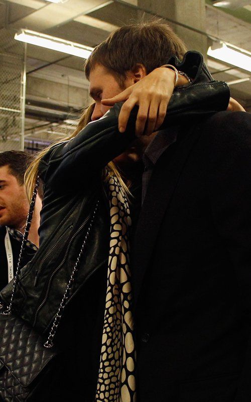 Жизель Бундхен нежно обнимает своего мужа Том Брэди (6 Фото)