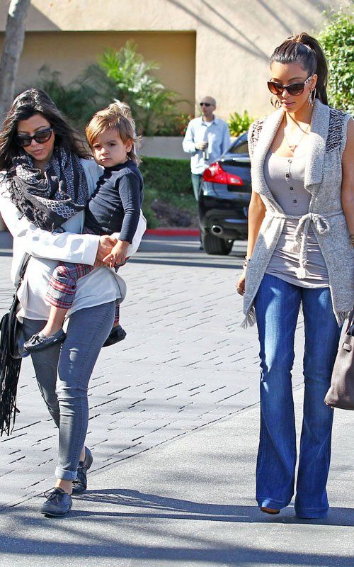 Ким Кардашьян гуляет со своей сестрой Кортни и племянником (6 Фото)