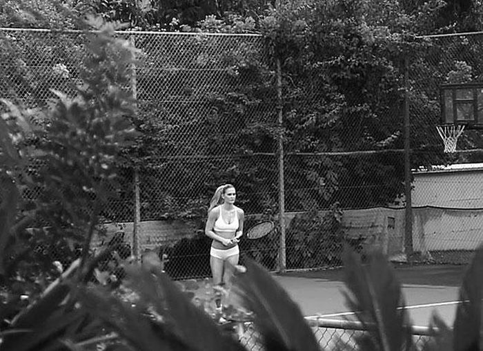 Бар Рафаэли играет в теннис (4 Фото)
