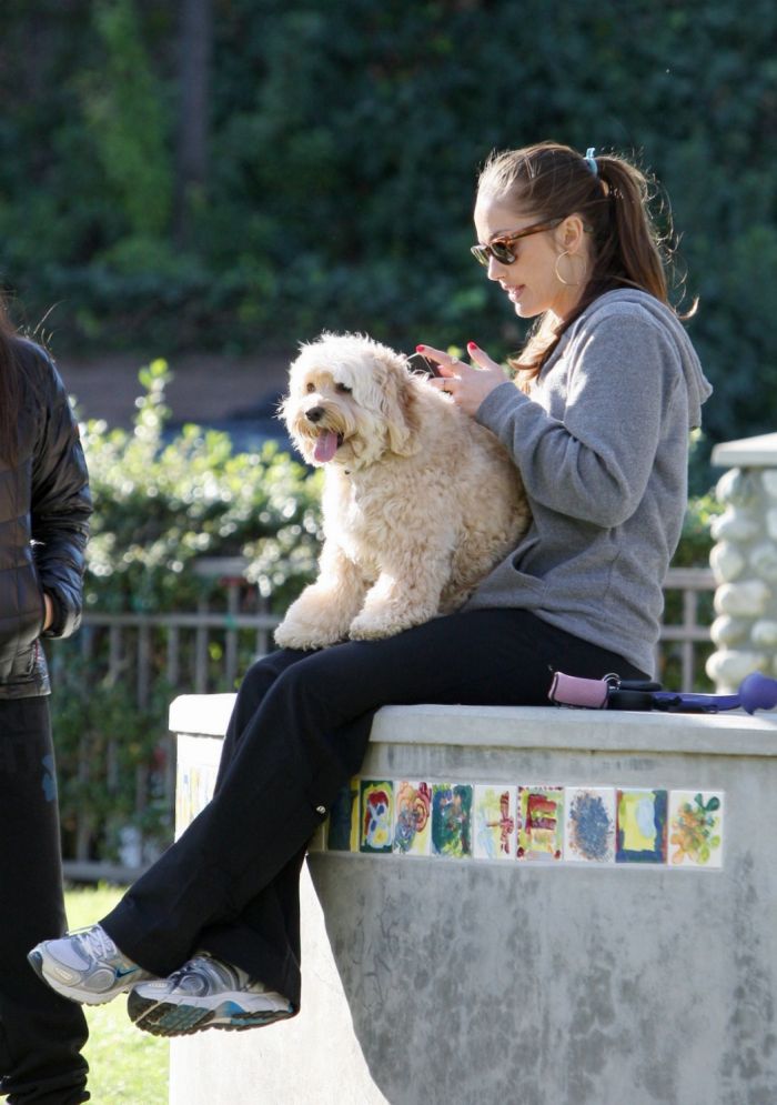 Минка Келли играет с собакой (9 Фото)