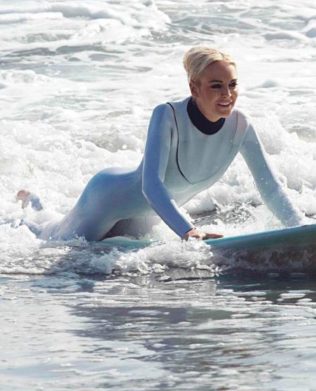 Линдсей Лохан решила профессионально заняться серфингом (7 Фото)