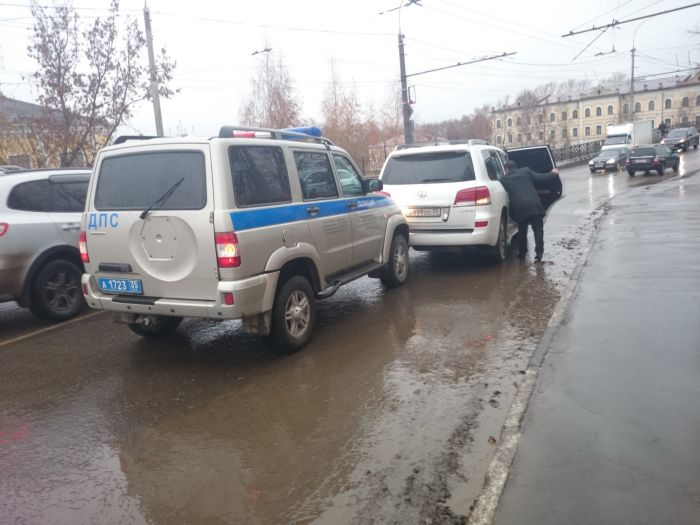 Полицейский «УАЗ» въехал в депутатский Lexus (7 фото)
