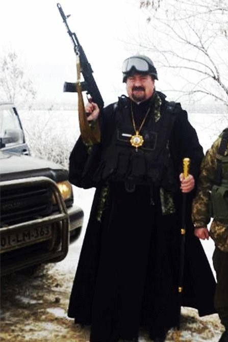 На Донбассе украинский священник делает селфи с оружием в руках (6 фото) »  Триникси