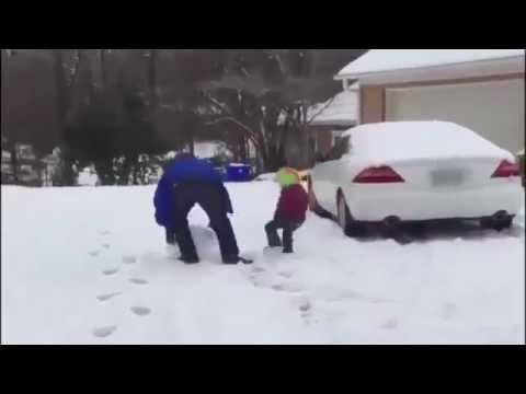 Отец играет с малышом в снежки