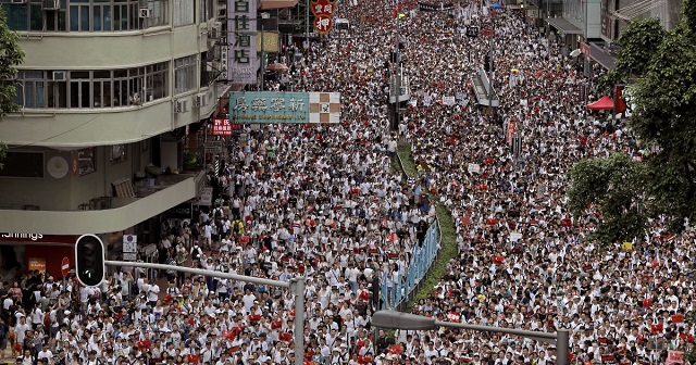 На улицы Гонконга вышли протестовать более 1 миллиона человек