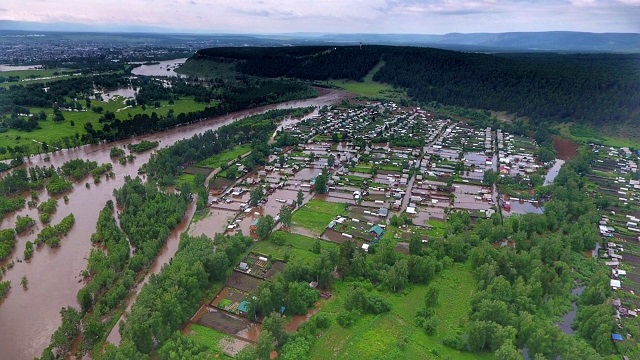 Из-за сильного наводнения поселки в Иркутской области оказались под водой (видео)
