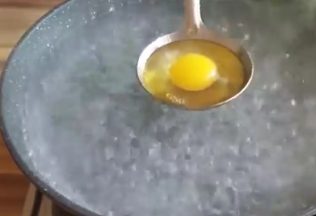 Яйцо на воде в сковороде. Как сделать яйцо по японски.