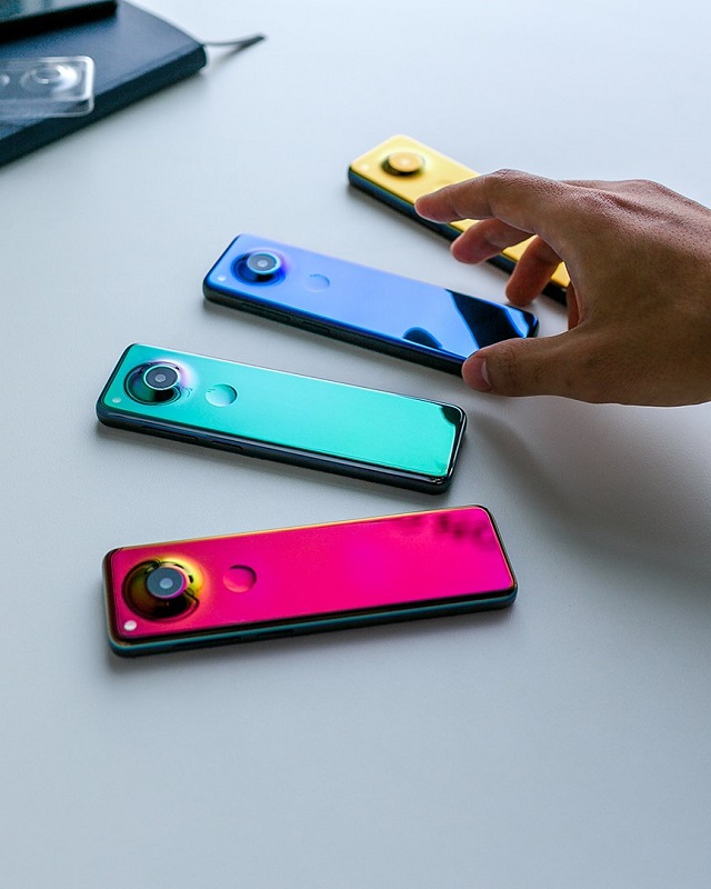 Создатель Android Энди Рубин показал смартфон, похожий на пульт от телевизора (4 фото + видео) Создатель Android Энди Рубин показал смартфон, похожий на пульт от телевизора (4 фото + видео)