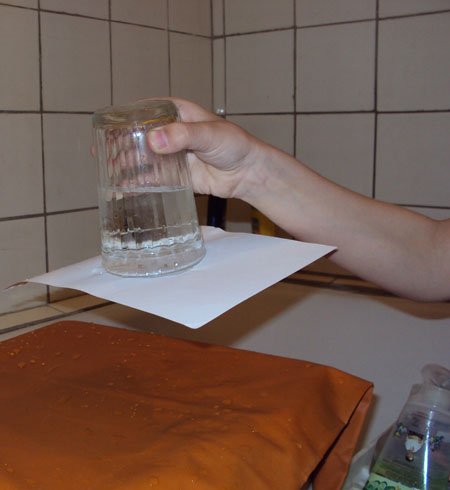 Опыт бумага стакан вода. Эксперимент со стаканом воды и бумагой. Опыт с водой и бумагой. Опыт с водой и бумагой и стаканом. Опыт со стаканом.
